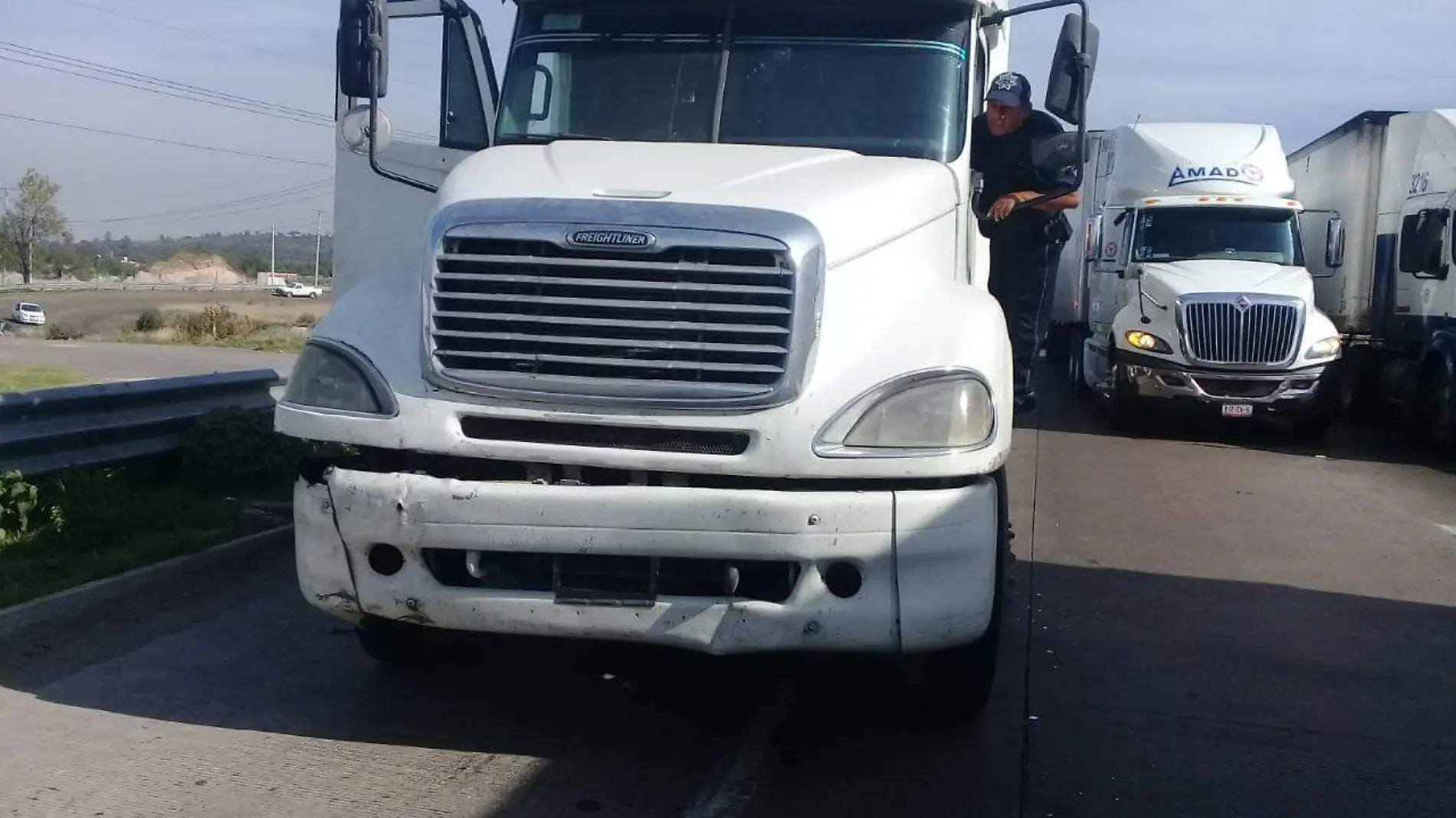 Tráiler fue parado sobre el acotamiento al momento de la detención.  Foto Cortesía.